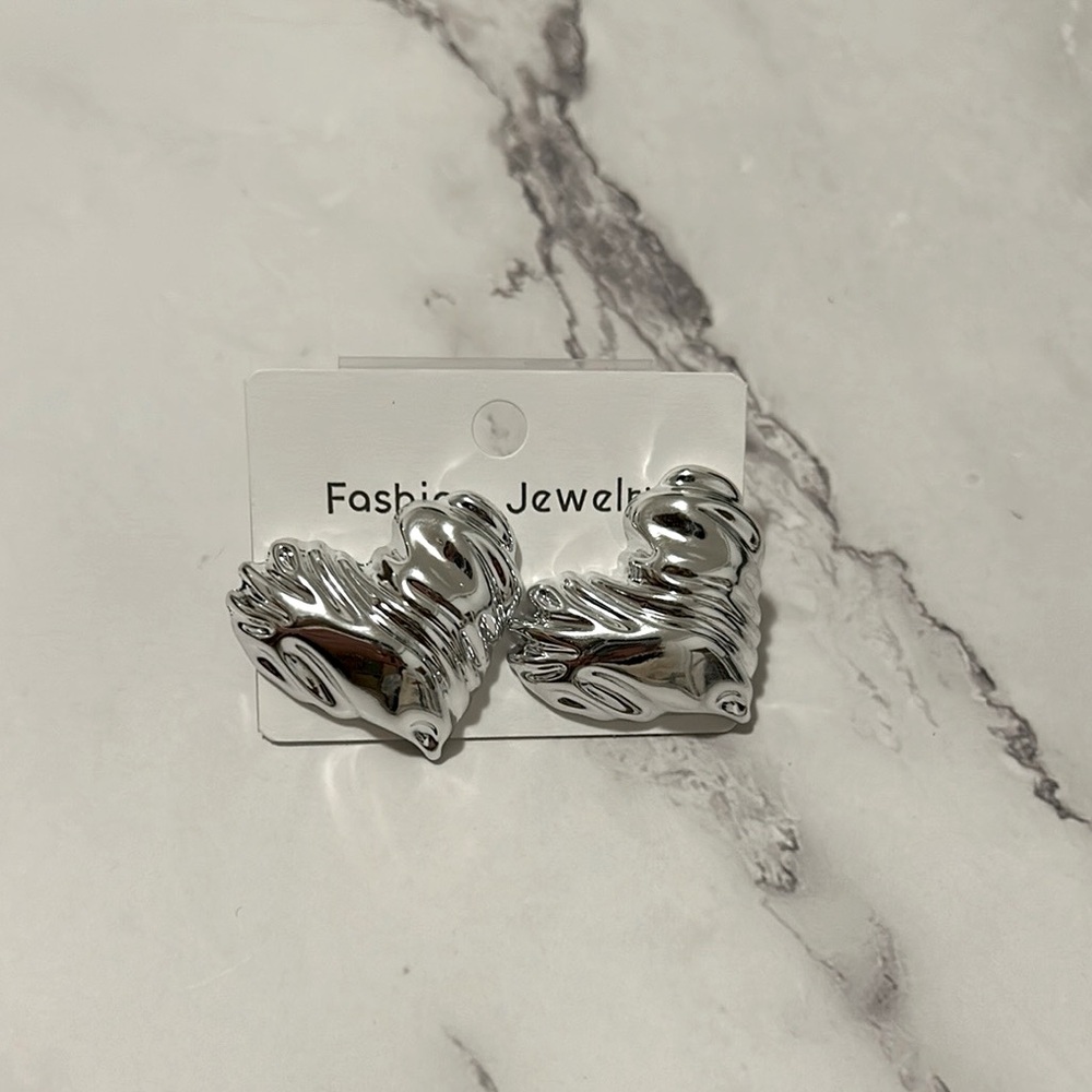 BRAND NEW❣️Y2K Silver Heart Earrings